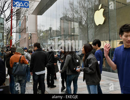 Tokyo, Giappone. 10 Aprile, 2015. Tokyo, Giappone. Decimo Apr, 2015. Una schiera di appassionati Apple raccoglie al suo store di Tokyo il raffinato quartiere di Omotesando venerdì mattina, 10 aprile 2014, per in-shop anteprime e provare-ons di Apple guarda per ottenere di prima mano sento per che cosa è e come funziona. Il gadget indossabile sarà in vendita dal mese di aprile 24. Credito: Aflo Co. Ltd./Alamy Live News Foto Stock