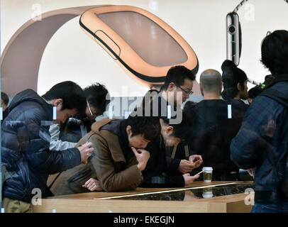 Tokyo, Giappone. 10 Aprile, 2015. Tokyo, Giappone. Decimo Apr, 2015. Una schiera di appassionati Apple raccoglie al suo store di Tokyo il raffinato quartiere di Omotesando venerdì mattina, 10 aprile 2014, per in-shop anteprime e provare-ons di Apple guarda per ottenere di prima mano sento per che cosa è e come funziona. Il gadget indossabile sarà in vendita dal mese di aprile 24. Credito: Aflo Co. Ltd./Alamy Live News Foto Stock