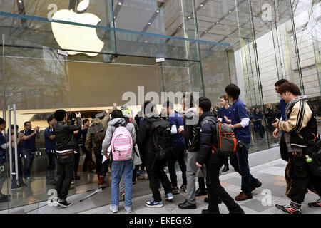 Tokyo, Giappone. 10 Aprile, 2015. Tokyo, Giappone. Decimo Apr, 2015. Una schiera di appassionati Apple raccoglie al suo store di Tokyo il raffinato quartiere di Omotesando venerdì mattina, 10 aprile 2014, per in-shop anteprime e provare-ons di Apple guarda per ottenere di prima mano sento per che cosa è e come funziona. Il gadget indossabile sarà in vendita dal mese di aprile 24. Credito: Aflo Co. Ltd./Alamy Live News Foto Stock