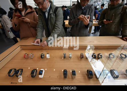 Tokyo, Giappone. 10 Aprile, 2015. Tokyo, Giappone. Decimo Apr, 2015. Una schiera di appassionati Apple raccoglie al suo store di Tokyo il raffinato quartiere di Omotesando venerdì mattina, 10 aprile 2014, per in-shop anteprime e provare-ons di Apple guarda per ottenere di prima mano sento per che cosa è e come funziona. Il gadget indossabile sarà in vendita dal mese di aprile 24. Credito: Aflo Co. Ltd./Alamy Live News Foto Stock