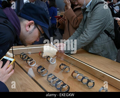 Tokyo, Giappone. 10 Aprile, 2015. Tokyo, Giappone. Decimo Apr, 2015. Una schiera di appassionati Apple raccoglie al suo store di Tokyo il raffinato quartiere di Omotesando venerdì mattina, 10 aprile 2014, per in-shop anteprime e provare-ons di Apple guarda per ottenere di prima mano sento per che cosa è e come funziona. Il gadget indossabile sarà in vendita dal mese di aprile 24. Credito: Aflo Co. Ltd./Alamy Live News Foto Stock