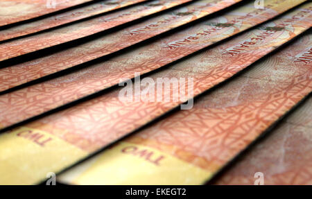 Una macro vista da vicino che mostra il dettaglio del rand sudafricano banconote stabiliti e sovrapposti in una fila sfalsata Foto Stock