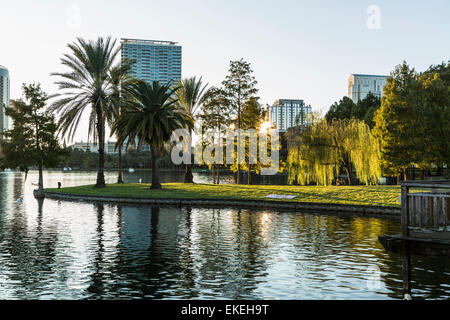 Verde spiaggia sedie blu e summer beach house, Florida Foto Stock