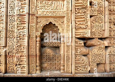 Dettaglio di Qutub (Qutb Minar), il più alto free-standing torre in pietra nel mondo e il più alto minareto in India Foto Stock