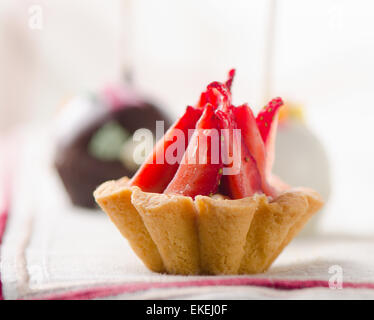 Una torta dolce con fragole fresche. Messa a fuoco selettiva Foto Stock