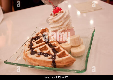 Waffle e gelato Foto Stock