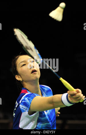 Singapore. 9 apr, 2015. Cantato Ji Hyun della Corea del Sud restituisce la navetta durante le Donne Singoli Secondo turno match di OUE Singapore aperta contro Nozomi Okuhara del Giappone in Singapore, Aprile 9, 2015. Cantato Ji Hyun perso 0-2. © poi Chih Wey/Xinhua/Alamy Live News Foto Stock