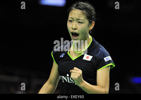 Singapore. 9 apr, 2015. Nozomi Okuhara del Giappone reagisce durante le Donne Singoli Secondo turno match di OUE Singapore aperta contro cantato Ji Hyun della Corea del Sud a Singapore il 9 aprile 2015. Nozomi Okuhara ha vinto 2-0. © poi Chih Wey/Xinhua/Alamy Live News Foto Stock