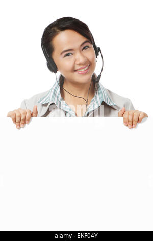 Giovane donna che indossa un auricolare Foto Stock