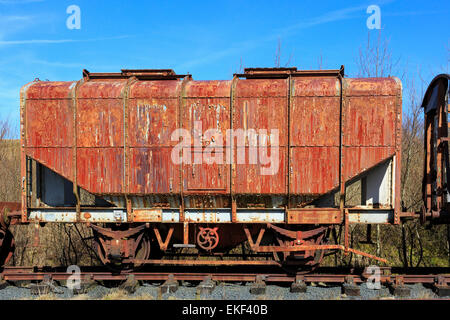 Vecchio e ruggine, ferrovia abbandonata carrello di trasporto, Ayrshire, in Scozia, Regno Unito Foto Stock