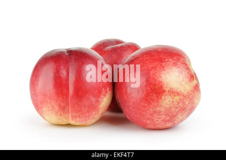 Tutta la frutta pesche noci isolato su bianco Foto Stock