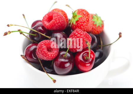 Lamponi, fragole e ciliege in un recipiente isolato su whi Foto Stock