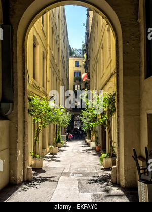 Piccola strada a Barcellona il quartiere gotico, Spagna Foto Stock