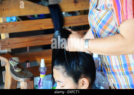 Tai Dam persone che fanno il taglio di capelli e Make up Black Tai acconciatura per andare a unirsi a Songkran Festival in Thailandia. Foto Stock