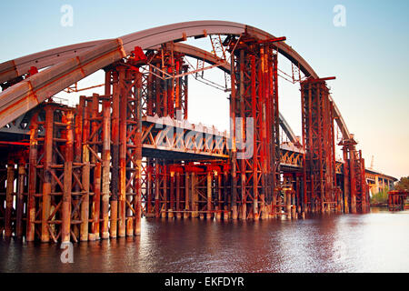 Rusty incompiuto ponte sul fiume a Kiev, Ucraina Foto Stock