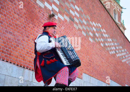 Musicista di strada indossavano nel tradizionale abito in Polonia la riproduzione sulla strada di Cracovia. Foto Stock