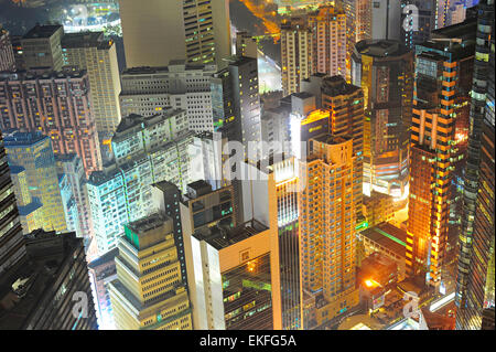 Vista aerea della densità di Hong Kong centro città di notte Foto Stock