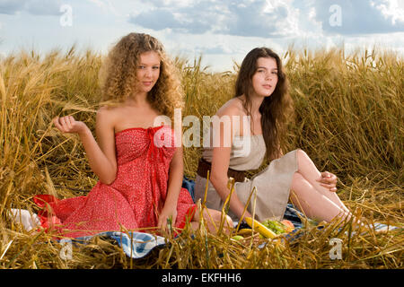 Due belle ragazze slavo su picnic in campo di grano Foto Stock