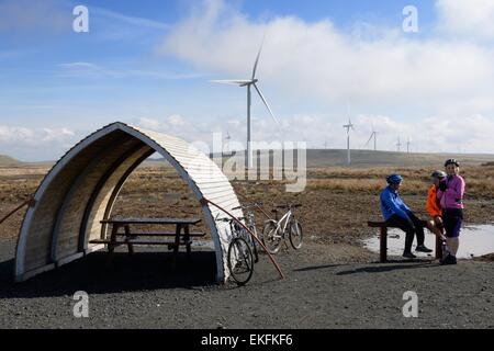 Riparata area picnic popolare con la mountain bike sul Eaglesham moor a Whitelee wind farm sulla periferia di Glasgow, Scotland, Regno Unito Foto Stock