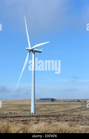 La gente camminare al di sotto di un vento turbina azionata a Whitelee wind farm Visitor Centre in East Renfrewshire, Scotland, Regno Unito Foto Stock