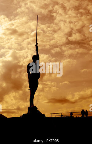 Damien Hirst Verity sorge sul molo all'entrata a Ilfracombe Harbour Foto Stock
