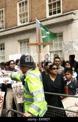 Membri del Regno Unito cristiane pakistane protesta di movimento al di fuori dell'ambasciata pakistana a Londra negli ultimi persecuzione da islamici in Pakistan Foto Stock