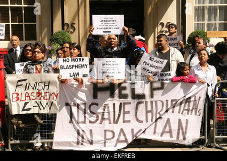 Membri del Regno Unito cristiane pakistane protesta di movimento al di fuori dell'ambasciata pakistana a Londra negli ultimi persecuzione da islamici in Pakistan Foto Stock