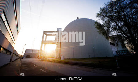 Biblis, Germania. 09Apr, 2015. I suns imposta dietro un edificio del reattore ad una potenza di RWE AG centrale nucleare di Biblis, Repubblica federale di Germania 09 aprile 2015. RWE ha fornito informazioni su come gli elementi di combustibile dalla vasca di raffreddamento sarà portato al deposito temporaneo durante lo smantellamento delle centrali nucleari. Foto: Christoph Schmidt/dpa/Alamy Live News Foto Stock