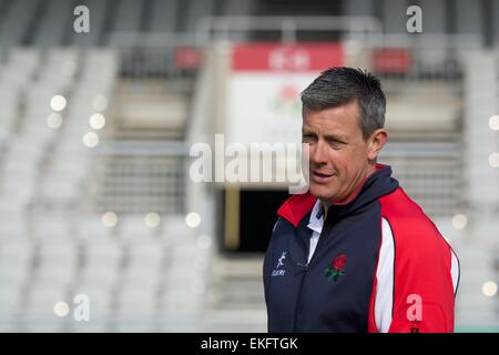 Manchester, Regno Unito 10 aprile 2015 Ashley Giles , Direttore del cricket e Head Coach attende di essere intervistato in occasione dell'annuale Giornata della Stampa a Emirates Old Trafford. Lancashire Cricket Club Premere Giorno, Manchester UK Credit: Giovanni friggitrice/Alamy Live News Foto Stock