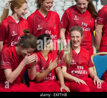 Manchester, Regno Unito 10 aprile 2015 giocatori del Lancashire Donne Squadra sono in hysterics prima la foto del team presso l annuale Giornata della Stampa a Emirates Old Trafford. Lancashire Cricket Club Premere Giorno, Manchester UK Credit: Giovanni friggitrice/Alamy Live News Foto Stock