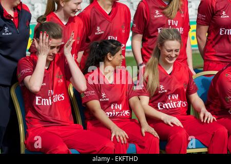 Manchester, Regno Unito 10 aprile 2015 giocatori del Lancashire Donne Squadra sono in hysterics prima la foto del team presso l annuale Giornata della Stampa a Emirates Old Trafford. Lancashire Cricket Club Premere Giorno, Manchester UK Credit: Giovanni friggitrice/Alamy Live News Foto Stock