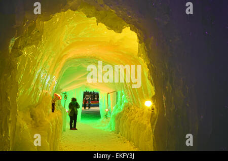 Giallo all'interno tunnel illuminato fortezza di ghiaccio in Sounkyo Festival di ghiaccio Foto Stock