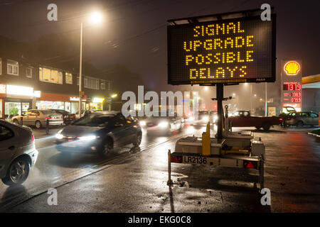 Segno di avvertimento di ritardi nel traffico di notte Foto Stock