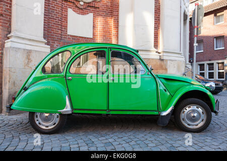 Vecchia Citroen 2CV parcheggiato nella vecchia città di Munster, Renania settentrionale-Vestfalia, Germania Foto Stock