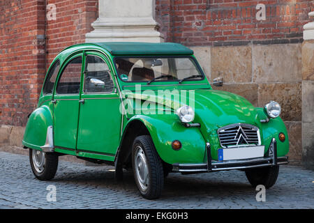 Vecchia Citroen 2CV parcheggiato nella vecchia città di Munster, Renania settentrionale-Vestfalia, Germania Foto Stock