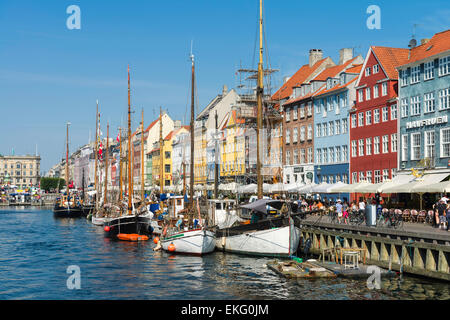 Facciate colorate del XVII e XVIII secolo case a schiera e la storica linea di navi Nyhavn canal, lungomare di Copenhagen, Danimarca Foto Stock