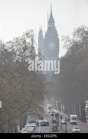 Westminster, Londra, Regno Unito. Il 10 aprile 2015. Caldo, condizioni ancora si combinano per avere le avvertenze che parti del Regno Unito potrebbe raggiungere il più alto livello di inquinamento atmosferico di oggi. Credito: Matteo Chattle/Alamy Live News Foto Stock