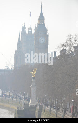 Westminster, Londra, Regno Unito. Il 10 aprile 2015. Caldo, condizioni ancora si combinano per avere le avvertenze che parti del Regno Unito potrebbe raggiungere il più alto livello di inquinamento atmosferico di oggi. Credito: Matteo Chattle/Alamy Live News Foto Stock