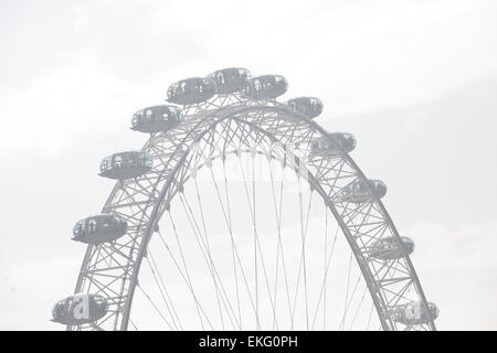 Westminster, Londra, Regno Unito. Il 10 aprile 2015. Caldo, condizioni ancora si combinano per avere le avvertenze che parti del Regno Unito potrebbe raggiungere il più alto livello di inquinamento atmosferico di oggi. © Matthew Chattle/Alamy Live News Foto Stock