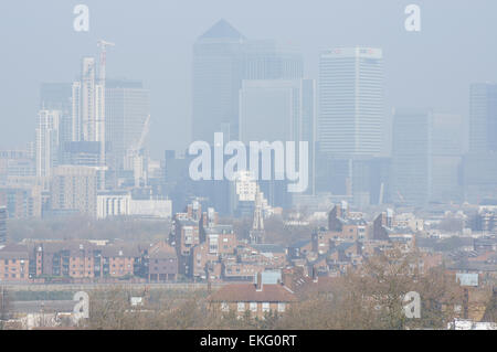 Inquinamento atmosferico su Canary Wharf a Londra England Regno Unito Regno Unito Foto Stock