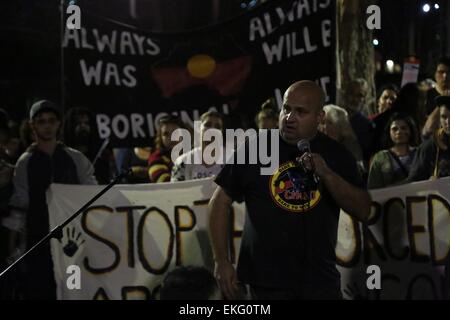 Sydney, Australia. 10 Aprile, 2015. Centinaia di persone hanno protestato contro la chiusura forzata delle comunità aborigene remote. Ha affrontato il rally in Belmore Park, nei pressi della Stazione Centrale, prima di manifestanti hanno marciato lungo la Pitt Street, Lee Street e Regent Street per il blocco in Redfern. La polizia mantenuto un occhio sul marzo, il quale è passato del tutto pacificamente, con alcune fermate lungo la strada per ballare e gli altoparlanti. Credito: Richard Milnes/Alamy Live News Foto Stock