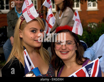 Due giovani donne, opportunamente si alzò con George bandiere, attendere al di fuori dell'Albert Hall per l'ultima notte del Prom. Foto Stock