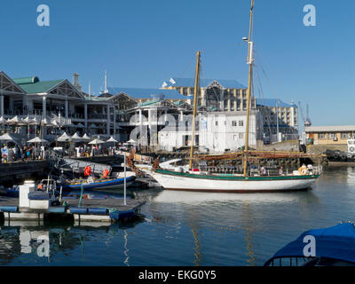 Victoria and Alfred Waterfront con centro commerciale Victoria Wharf, Cape Town , Sud Africa, attraverso il porto Foto Stock