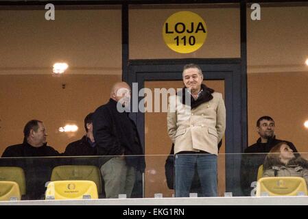 9 aprile 2015: Gigi Becali il proprietario di FCSB guarda live il primo gioco della sua squadra dopo aver lasciato il carcere a La Liga io gioco tra FC Steaua Bucharest ROU e FC Petrolul Ploiesti ROU a livello nazionale Arena, Romania ROU. Catalin Soare/www.sportaction.ro Foto Stock