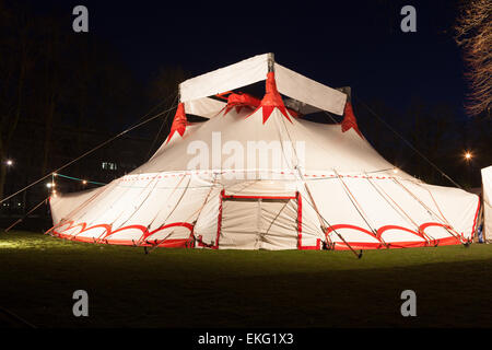 Big top circus tenda illuminata di notte Foto Stock