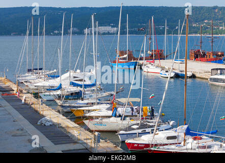 Varna, Bulgaria - Luglio 20, 2015: barche a vela e barche da diporto stand in marina, porto di Varna Foto Stock