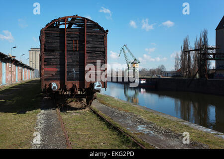 Un vecchio carro esposti del municipale stazione dock nell'ex porto commerciale. Magdeburg, Neustadt in Germania. Foto Stock