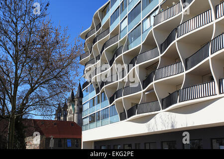 Un modernizzato in lastra prefabbricata edificio dall' ex RDT vicino al monastero di Nostra Signora. Magdeburg, Altstadt, Germania. Foto Stock