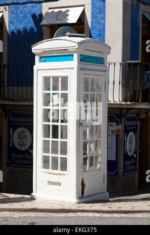 Raro, vecchio e vintage ' K3 ' concreti telefono tradizionale casella telefono caselle stand kiosk K 3 a Sintra, nei pressi di Lisbona. Il Portogallo. Foto Stock