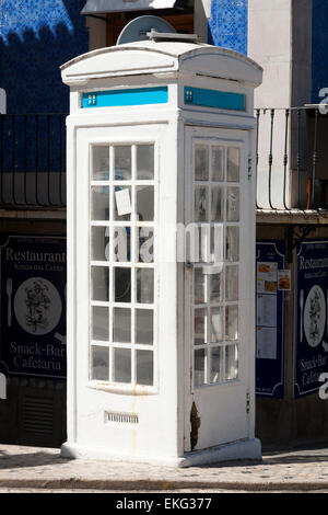 Raro, vecchio e vintage ' K3 ' concreti telefono tradizionale casella telefono caselle stand kiosk K 3 a Sintra, nei pressi di Lisbona. Il Portogallo. Foto Stock